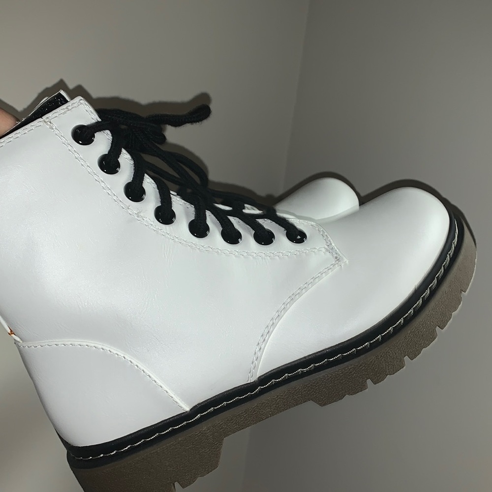 *NEW SODA WHITE BOOTS SIZE 8